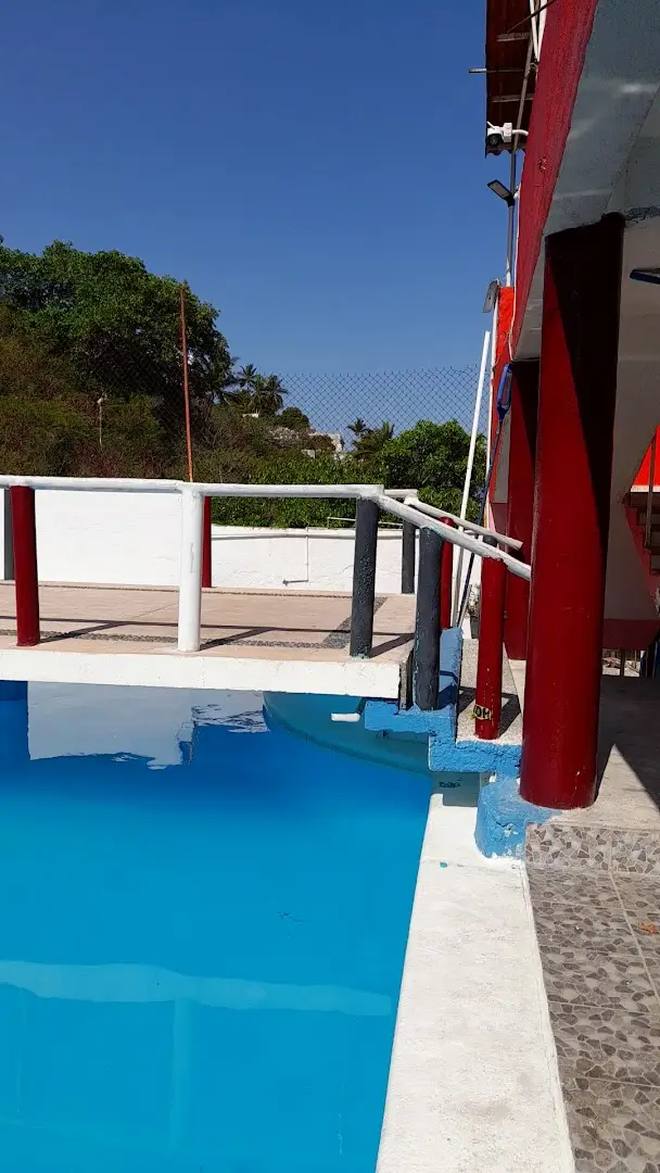 Alberca del hotel con vista a la bahía