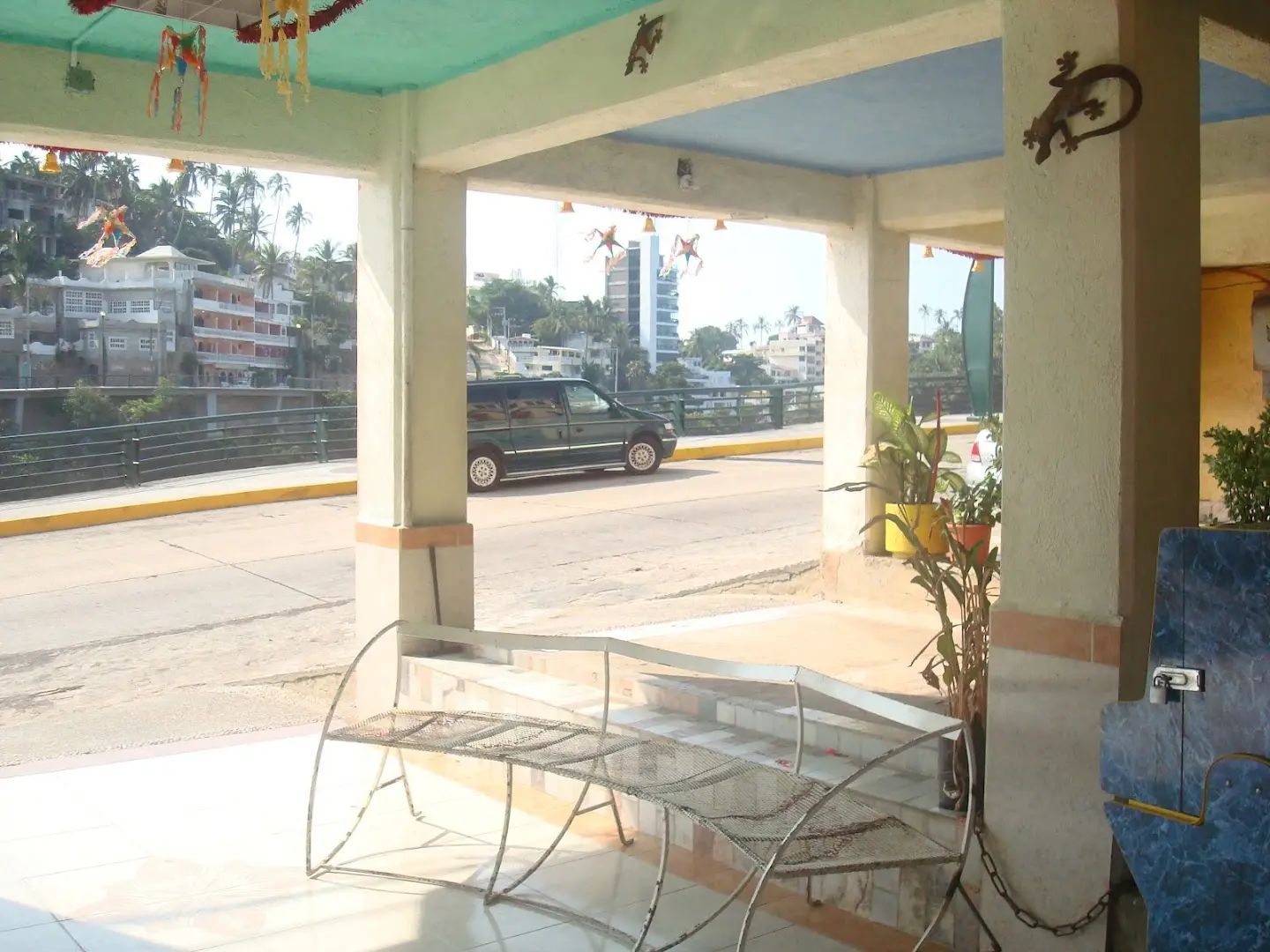 Estacionamiento techado del hotel