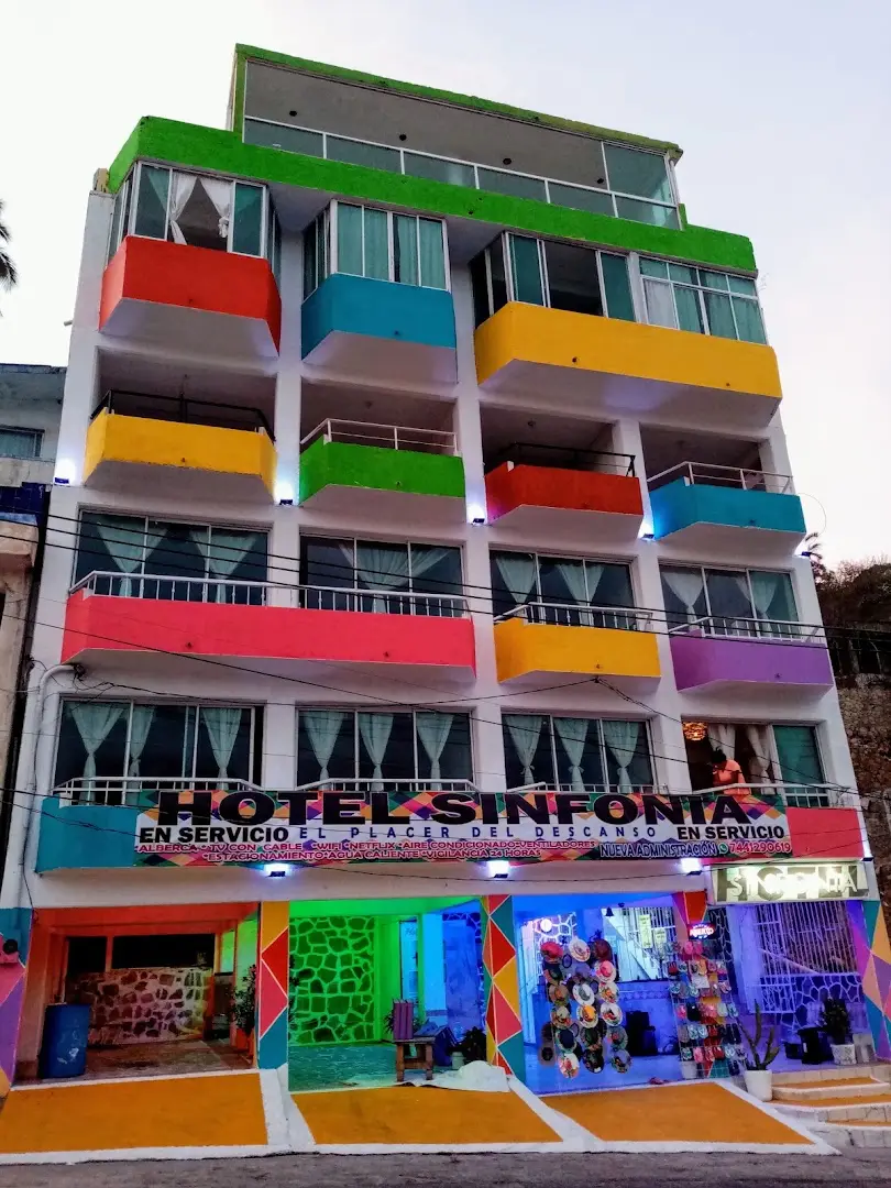 Fachada del Hotel Sinfonía, un edificio de balcones de colores