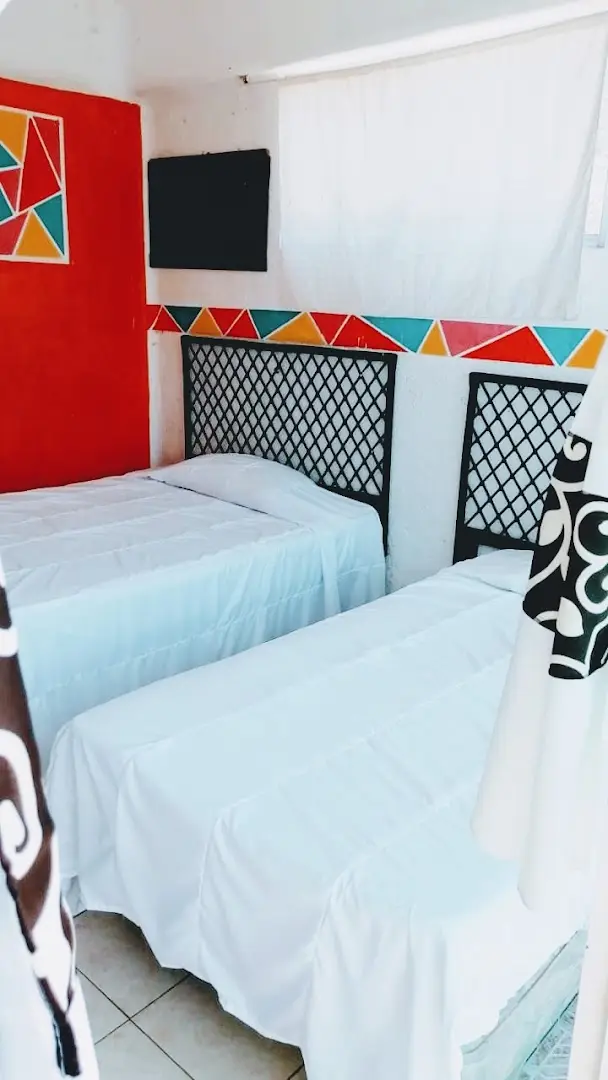 Habitación con dos camas individuales y cabecera decorada