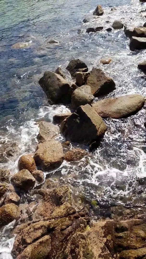 Orilla rocosa y mar frente a la colonia Las Playas